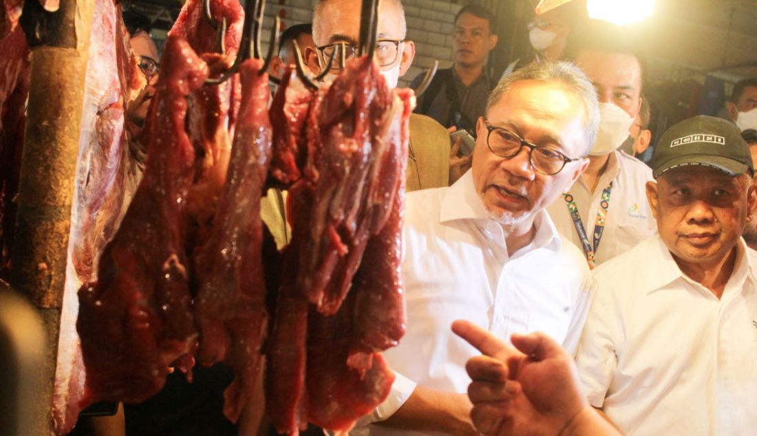 Menteri Perdagangan (Mendag) Zulkifli Hasan melakukan sidak di sekitar Pasar Klender, Duren Sawit, Jakarta Timur, Rabu (22/6). Sidak dilakukan untuk memastikan harga minyak goreng curah yang dijual di Warung Pangan dan Warung Gurih Rp 14.000 dan akan stabil dalam kurun waktu dua minggu lagi. - JPNN.com