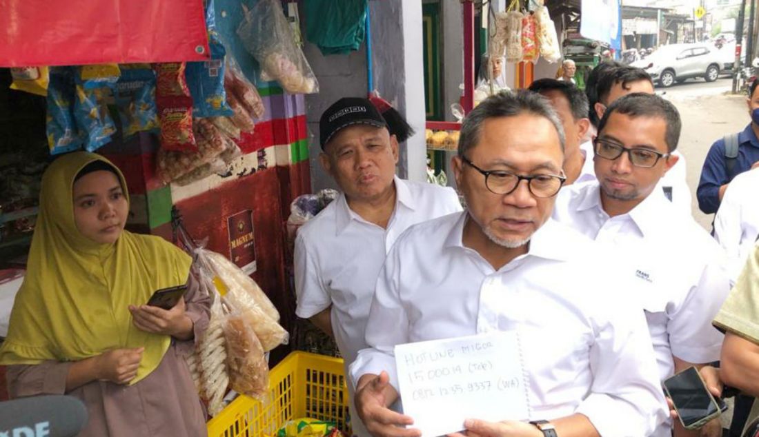 Menteri Perdagangan (Mendag) Zulkifli Hasan melakukan sidak di sekitar Pasar Klender, Duren Sawit, Jakarta Timur, Rabu (22/6). Sidak dilakukan untuk memastikan harga minyak goreng curah yang dijual di Warung Pangan dan Warung Gurih Rp 14.000 dan akan stabil dalam kurun waktu dua minggu lagi. - JPNN.com