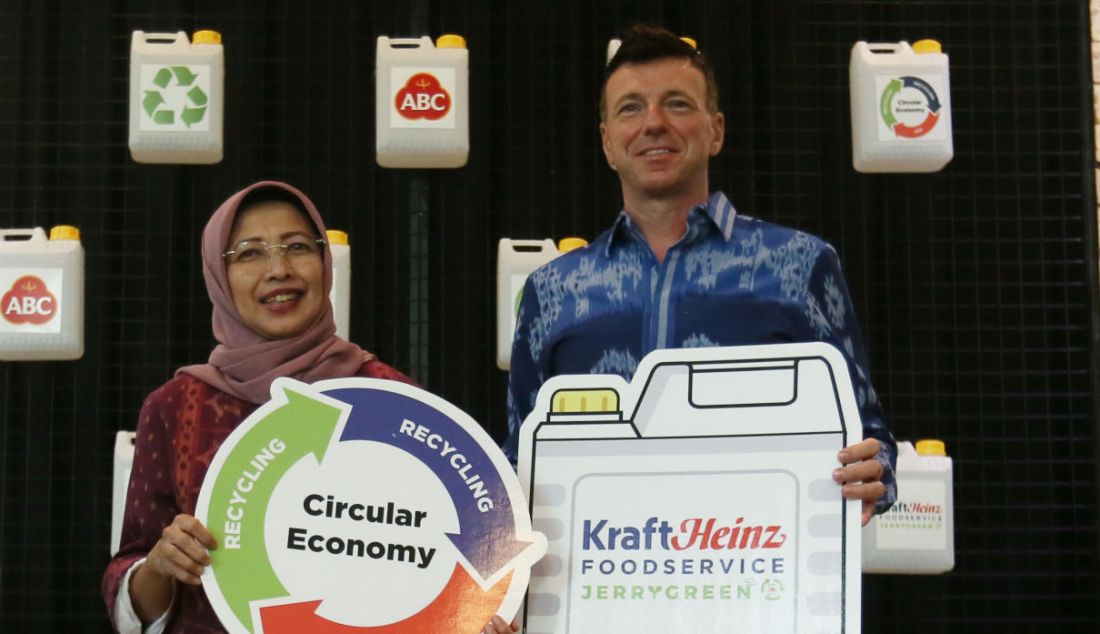 Direktur Pengurangan Sampah KLHK Sinta Saptarina Soemiarno (kiri) dan Managing Director Kraft Heinz Indonesia & PNG Steven Debrabandere saat program JERRRYGREEN, Jakarta, Kamis (23/6). Program JERRRYGREEN hadir dengan misi untuk mendukung ekosistem daur ulang kemasan jerigen di Indonesia dengan menghubungkan para pelaku kunci dalam ekosistem pengumpulan dan daur ulang kemasan. - JPNN.com