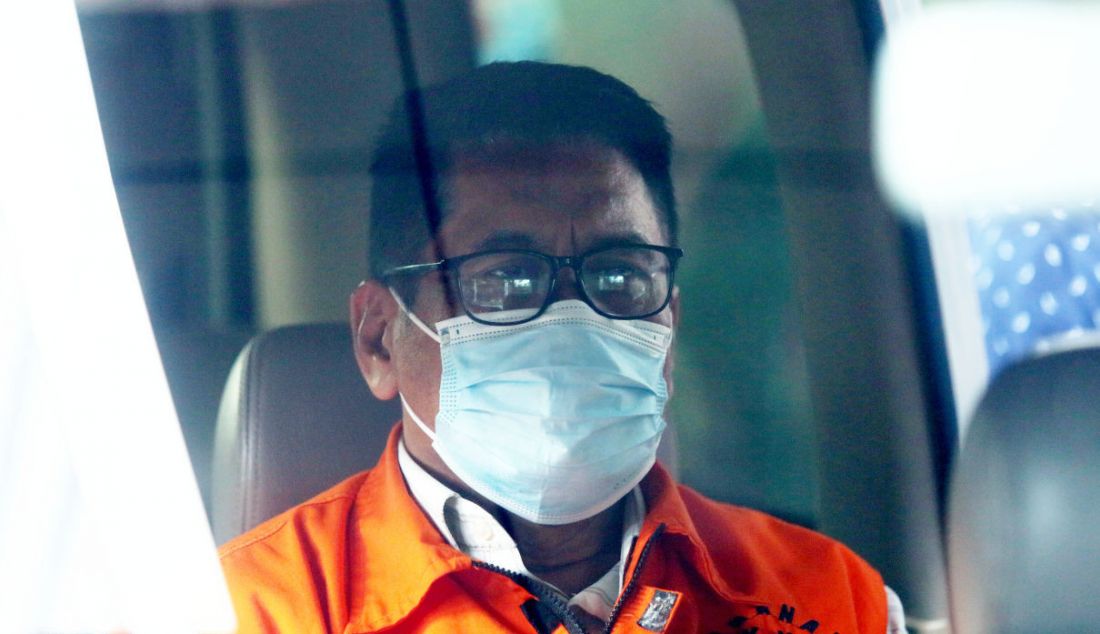 Kepala Badan Kepegawaian dan Pengembangan SDM (BKPSDM) Kabupaten Muna Sulawesi Tenggara Sukarman Loke ditahan setelah menjalani pemeriksaan di Gedung KPK, Jakarta, Kamis (23/6). - JPNN.com