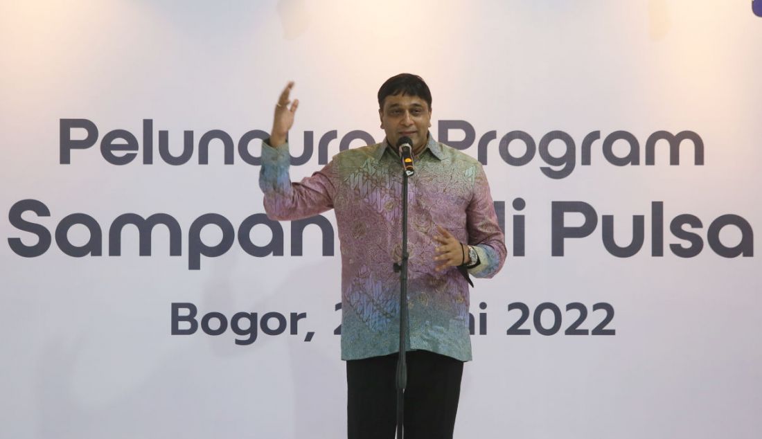 President Director & Chief Executive Officer (CEO) Indosat Ooredoo Hutchison Vikram Sinha peluncuran Program Sampah Jadi Pulsa Di Mall BTM Bogor, Jawa Barat, Jumat (24/6). - JPNN.com
