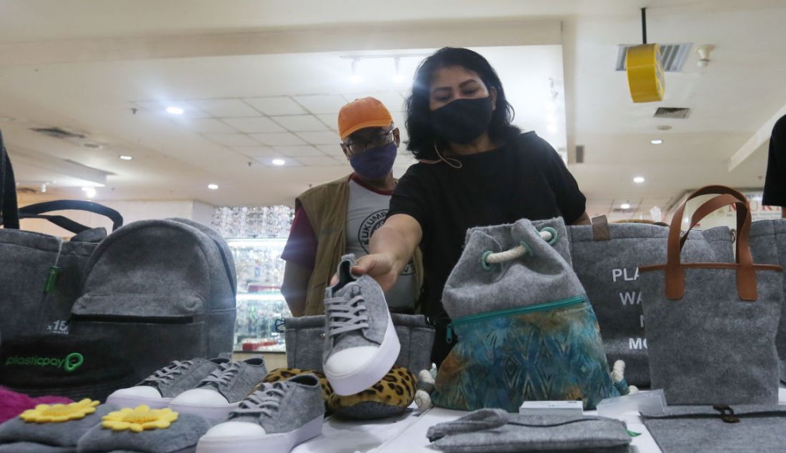 Warga melihat produk UKM yang terbuat dari hasil daur ulang botol plastik di sela peluncuran Program Sampah Jadi Pulsa Di Mall BTM Bogor, Jawa Barat, Jumat (24/6). - JPNN.com