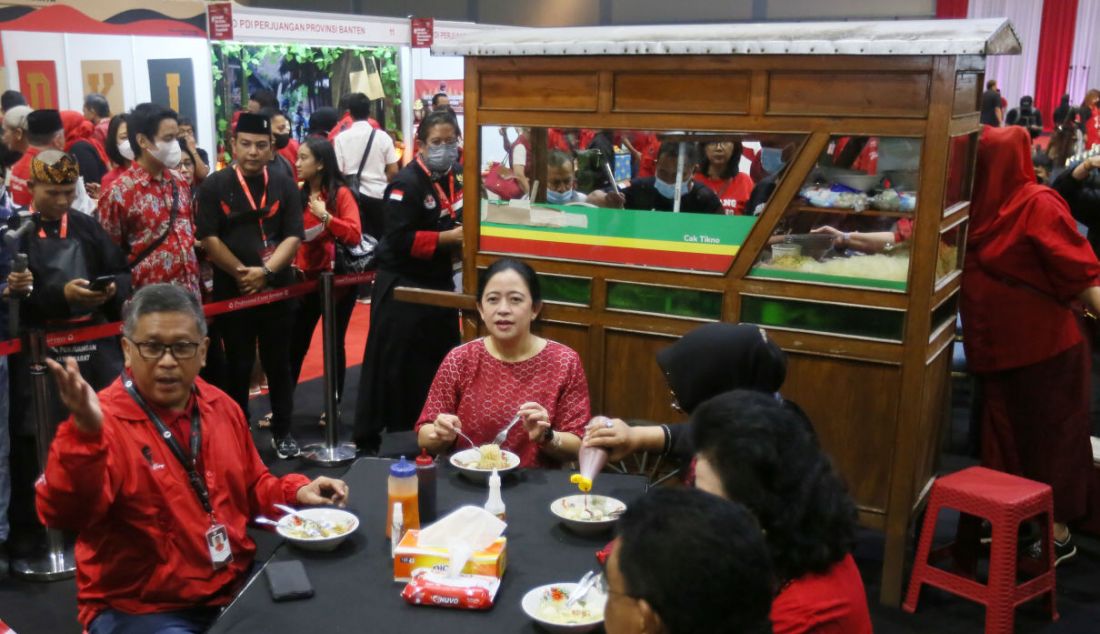 Ketua DPR RI Puan Maharani didampingi Sekjen PDIP Hasto Kristiyanto menghadiri Festival Bakar Ikan Nusantara di Hall B JCC, Jakarta, Sabtu (25/6). Acara ini dilaksanakan serentak di seluruh DPD dan DPC PDIP seluruh Indonesia. - JPNN.com
