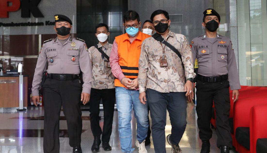 LM Rusdianto Emba (LMRE) seusai menjalani pemeriksaan di Gedung KPK, Jakarta, Senin (27/6). - JPNN.com