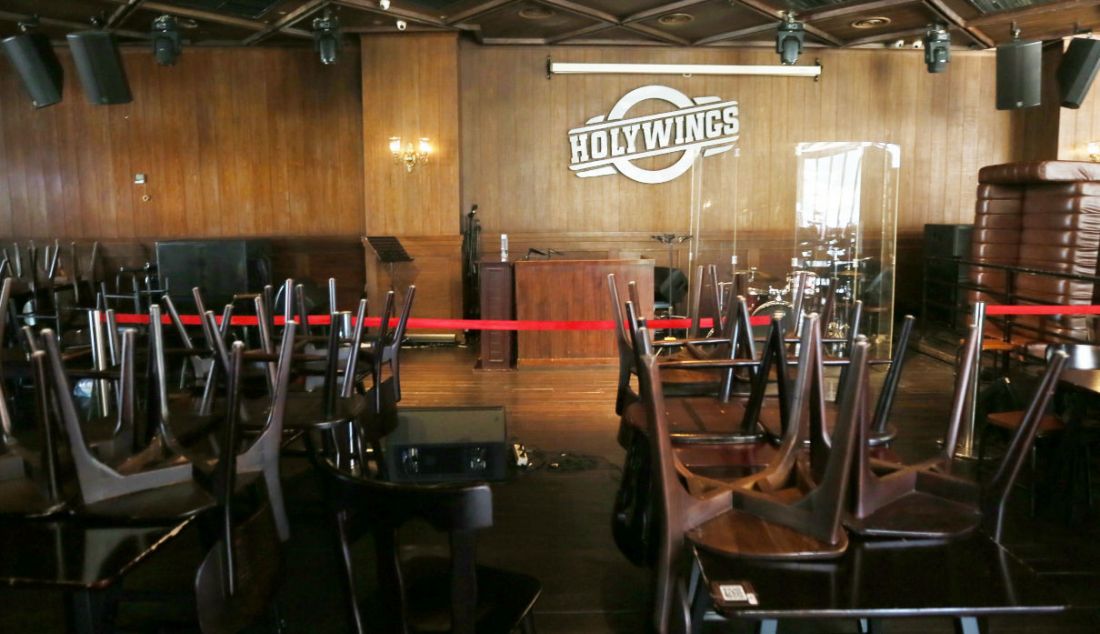 Satpol PP DKI Jakarta menyegel bar dan resto Holywings di Kawasan Epicentrum, Jakarta, Selasa (28/6). - JPNN.com