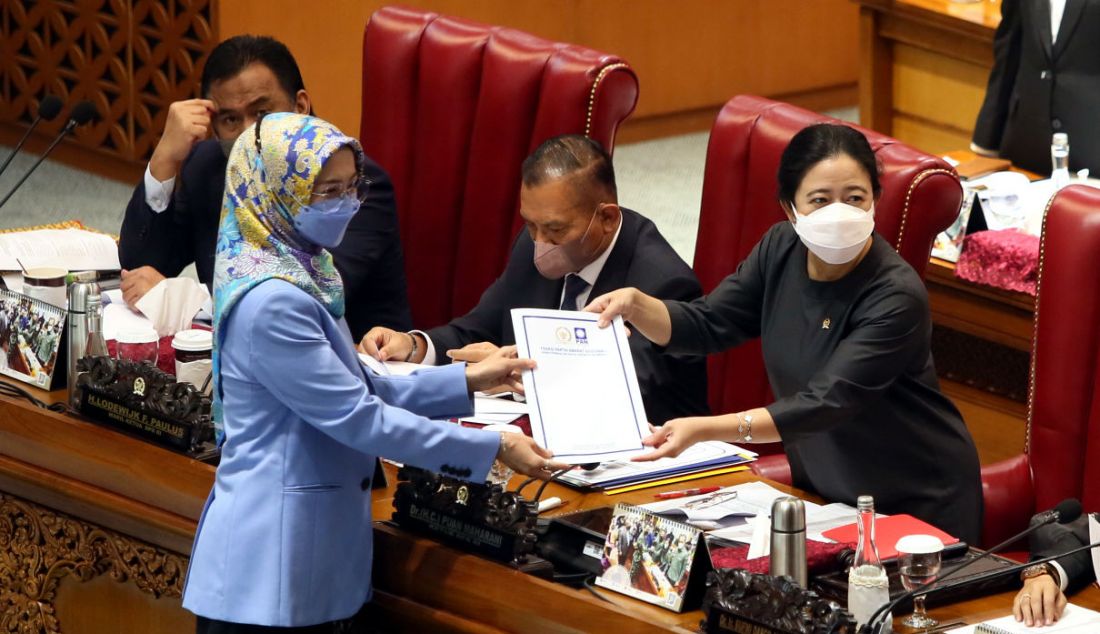 Anggota DPR Fraksi PAN menyerahkan laporan pandangan fraksi terhadap RUU usul inisiatif anggota DPR RI tentang Kesejahteraan Ibu dan Anak pada sidang paripurna DPR, Jakarta, Kamis (30/6). - JPNN.com