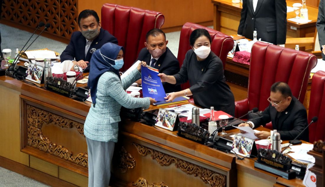 Anggota DPR Fraksi Partai Demokrat menyerahkan laporan pandangan fraksi terhadap RUU usul inisiatif anggota DPR RI tentang Kesejahteraan Ibu dan Anak pada sidang paripurna DPR, Jakarta, Kamis (30/6). - JPNN.com