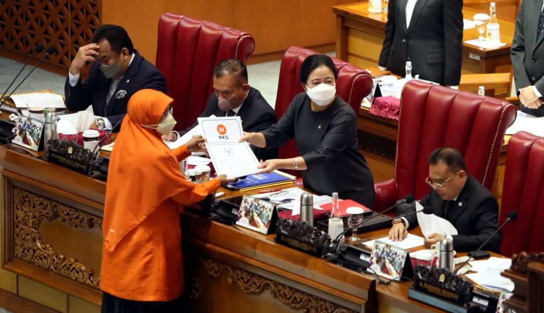 Anggota DPR Fraksi PKS menyerahkan laporan pandangan fraksi terhadap RUU usul inisiatif anggota DPR RI tentang kesejahteraan ibu dan anak pada sidang paripurna DPR, Jakarta, Kamis (30/6). - JPNN.com