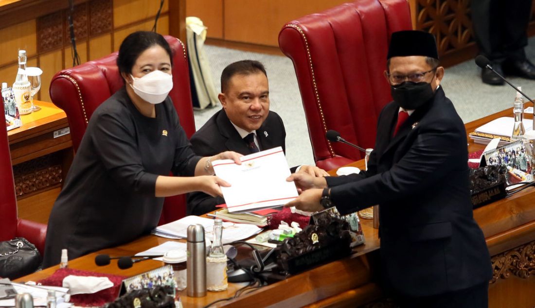 Mendagri Tito Karnavian menyerahkan laporan pemerintah mengenai RUU tentang Pembentukan Provinsi Papua Selatan, Provinsi Papua Tengah dan Provinsi Papua Pegunungan pada sidang Paripurna DPR, Jakarta, Kamis (30/6). - JPNN.com