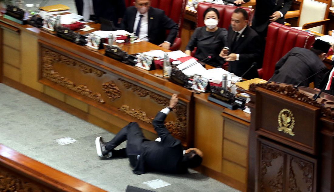 Wakil Ketua Banggar DPR Muhidin Said terjatuh saat menyerahkan laporan Banggar DPR terkait RAPBN tahun anggaran 2023 pada sidang Paripurna DPR, Jakarta, Kamis (30/6). - JPNN.com