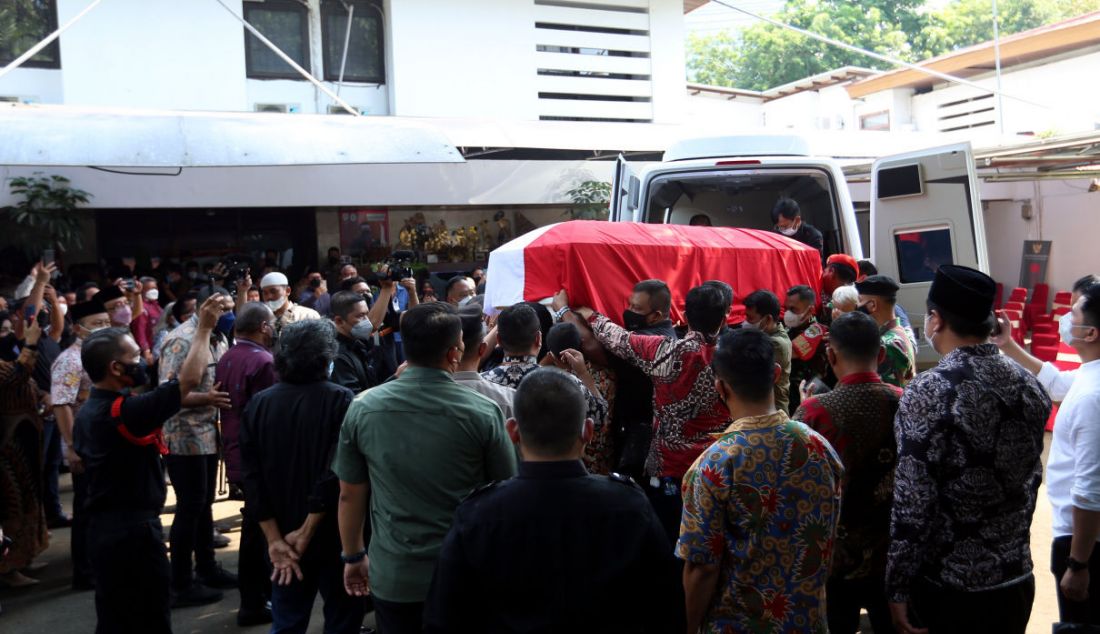 Jenazah MenPAN-RB Tjahjo Kumolo saat tiba di rumah dinas Widya Chandra IV, Jakarta, Jumat (1/7). Tjahjo mengalami infeksi yang menyebar hingga paru-paru dan meninggal pukul 11.10 WIB. - JPNN.com