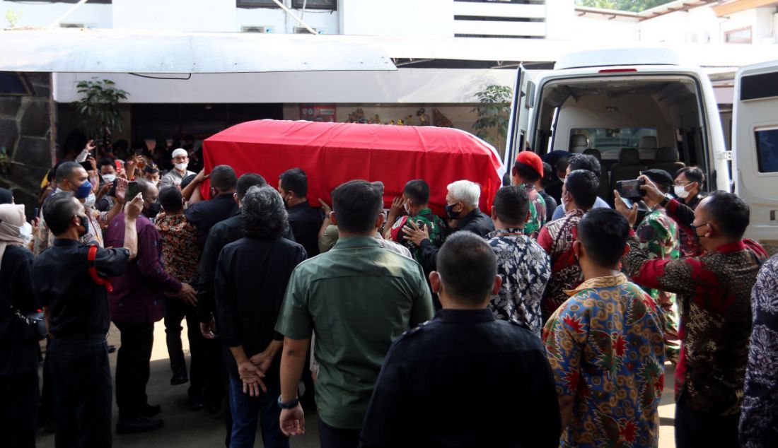 Jenazah MenPAN-RB Tjahjo Kumolo saat tiba di rumah dinas Widya Chandra IV, Jakarta, Jumat (1/7). Tjahjo mengalami infeksi yang menyebar hingga paru-paru dan meninggal pukul 11.10 WIB. - JPNN.com