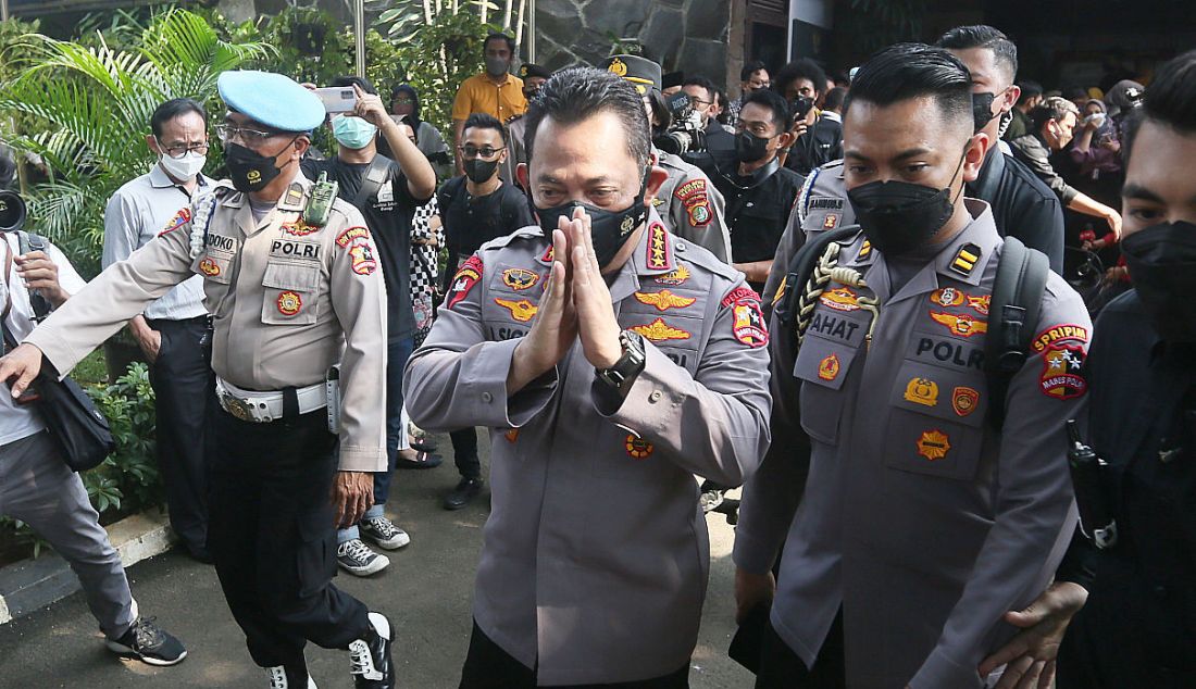 Kapolri Jenderal Listyo Sigit Prabowo takziah ke rumah duka MenPAN-RB Tjahjo Kumolo, Jakarta, Jumat (1/7). Foto: Ricardo - JPNN.com