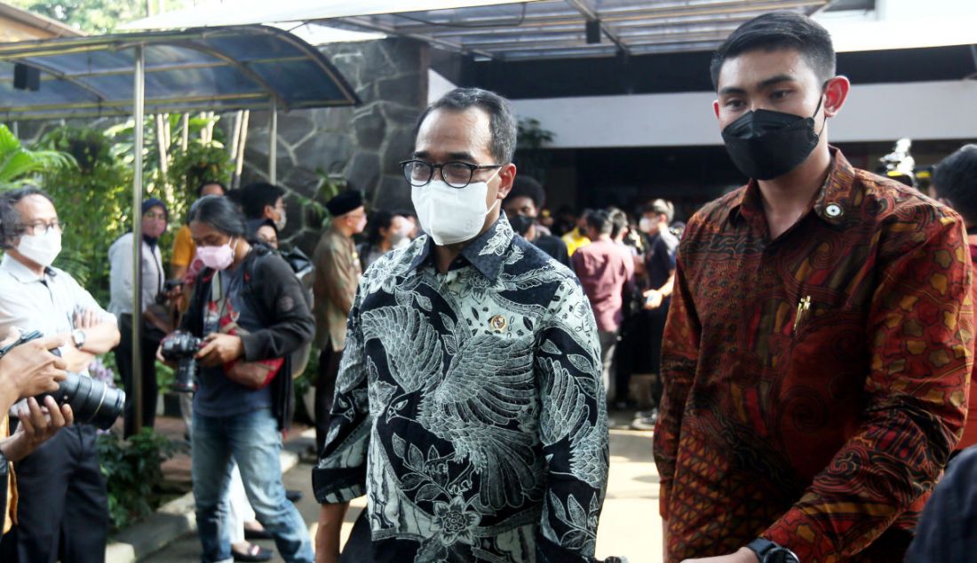 Menhub Budi Karya Sumadi takziah ke rumah duka MenPAN-RB Tjahjo Kumolo, Jakarta, Jumat (1/7). Foto: Ricardo - JPNN.com
