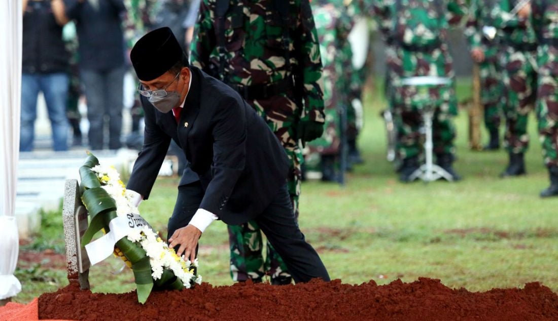 Mensesneg Pratikno meletakkan karangan bunga saat prosesi pemakaman almarhum Menpan-RB Tjahjo Kumolo di TMP Kalibata, Jumat (1/7). Foto: Ricardo - JPNN.com