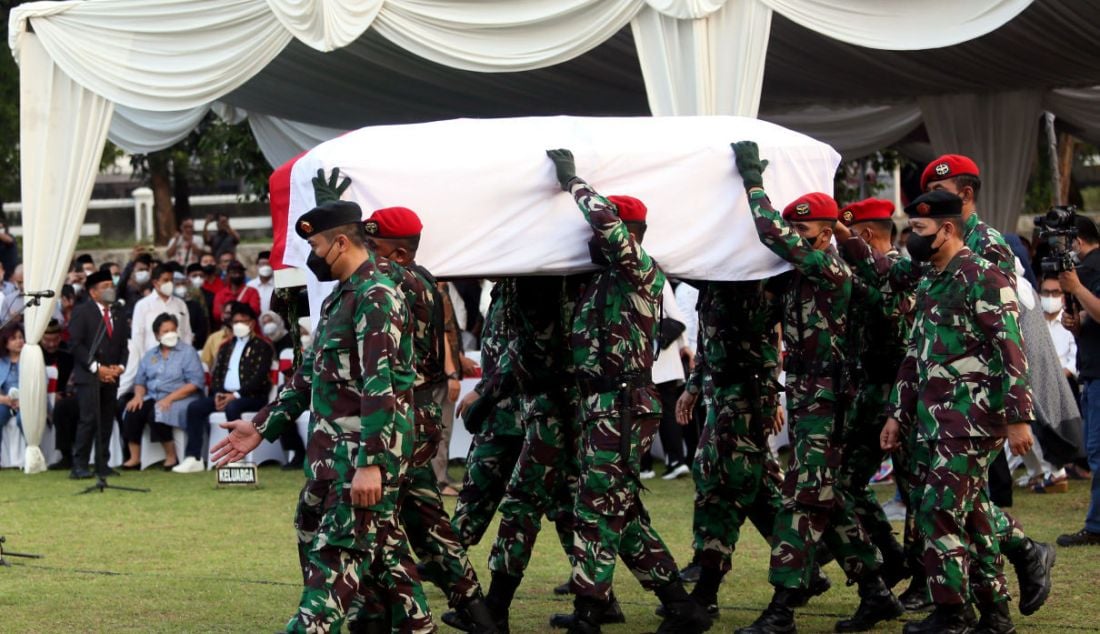 Prajurit TNI membawa jenazah almarhum Menpan-RB Tjahjo Kumolo di TMP Kalibata, Jumat (1/7). Foto: Ricardo - JPNN.com