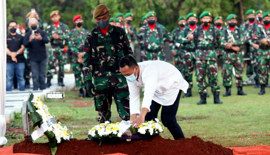 Putra almarhum Menpan-RB Tjahjo Kumolo meletakkan karangan bunga saat prosesi pemakaman almarhum Menpan-RB Tjahjo Kumolo di TMP Kalibata, Jumat (1/7). - JPNN.com