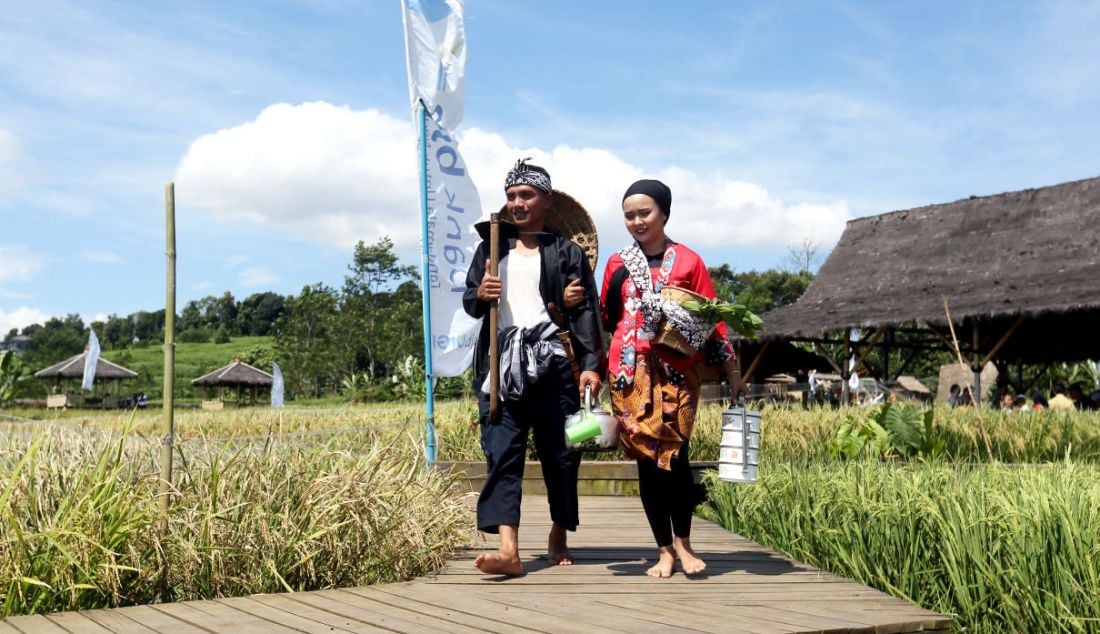 Warga desa saat mengikuti fashion show busana petani Mulyaharja Fest 2022 di Agro Eduwisata Organik Mulyaharja, Kota Bogor, Senin (4/7). - JPNN.com
