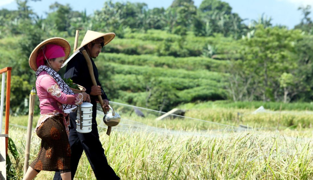 Warga desa saat mengikuti fashion show busana petani Mulyaharja Fest 2022 di Agro Eduwisata Organik Mulyaharja, Kota Bogor, Senin (4/7). - JPNN.com