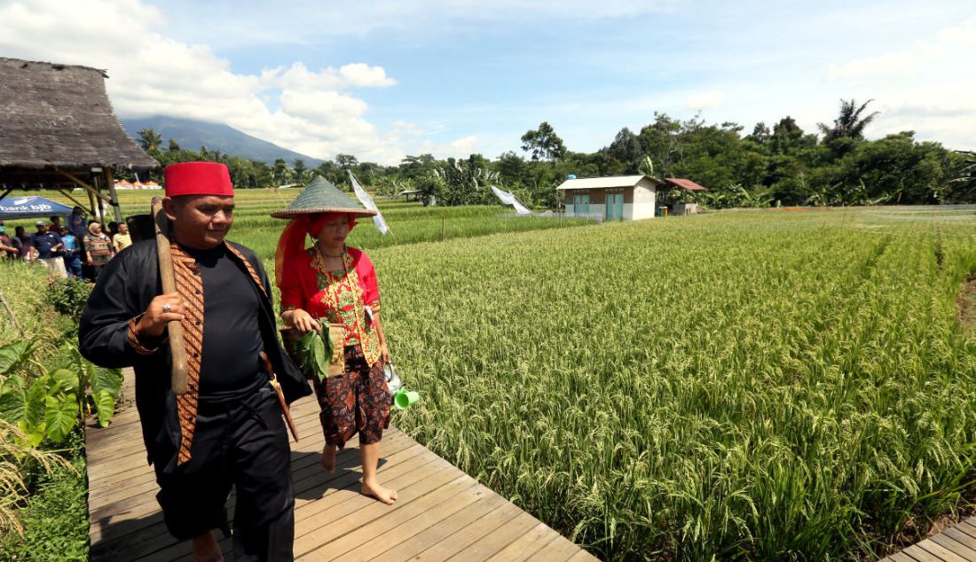 Warga desa saat mengikuti fashion show busana petani Mulyaharja Fest 2022 di Agro Eduwisata Organik Mulyaharja, Kota Bogor, Senin (4/7). - JPNN.com