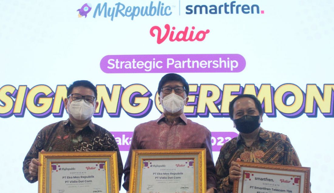 Kiri: CEO MyRepublic Timotius Max Sulaiman, CEO Vidio Sutanto Hartono, President Director Smartfren Merza Fachys, seusai menandatangani kerja sama kolaborasi strategis di Kantor Smartfren, Jakarta. Penandatanganan kerja sama ini diharapkan meningkatkan kemudahan dan pengalaman pelanggan dalam mengakses berbagai konten digital berkualitas. - JPNN.com