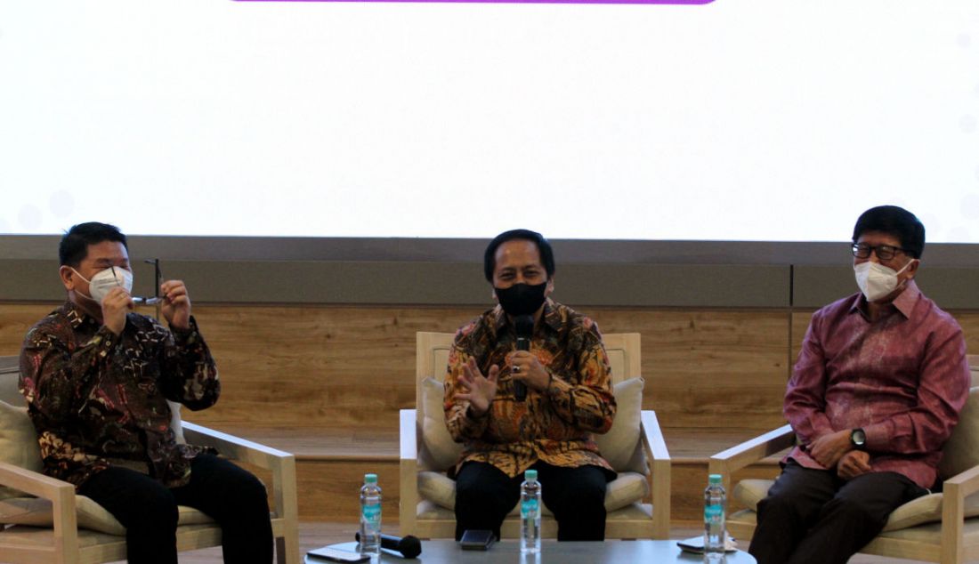 Kiri: CEO MyRepublic Timotius Max Sulaiman, CEO Vidio Sutanto Hartono, President Director Smartfren Merza Fachys, seusai menandatangani kerja sama kolaborasi strategis di Kantor Smartfren, Jakarta, Kamis (7/7). - JPNN.com