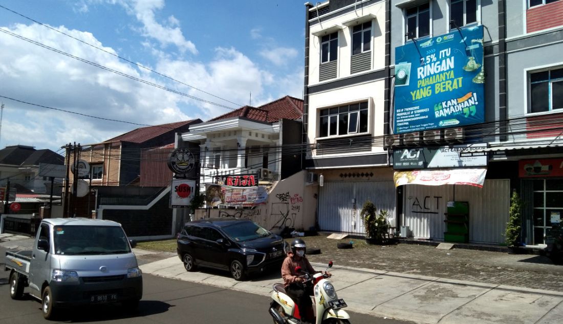 Sejumlah pengendara melintas di depan Kantor ACT cabang Bogor, di Jalan Achmad Adnawijaya No 65 B RT 02/16 Kelurahan Tegalgundil, Kecamatan Bogor Utara, Jumat (8/7). - JPNN.com