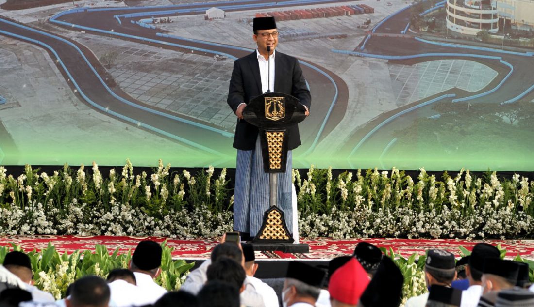 Gubernur DKI Jakarta Anies Baswedan memberikan pidato di sela salat Iduladha 1443 Hijriah di Jakarta International Stadium, Minggu (10/7). - JPNN.com