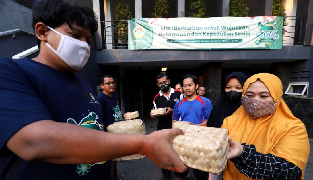 Petugas menyerahkan paket daging kurban kepada masyarakat sekitar di kantor DPP LDII, Jakarta, Minggu, (10/7). - JPNN.com