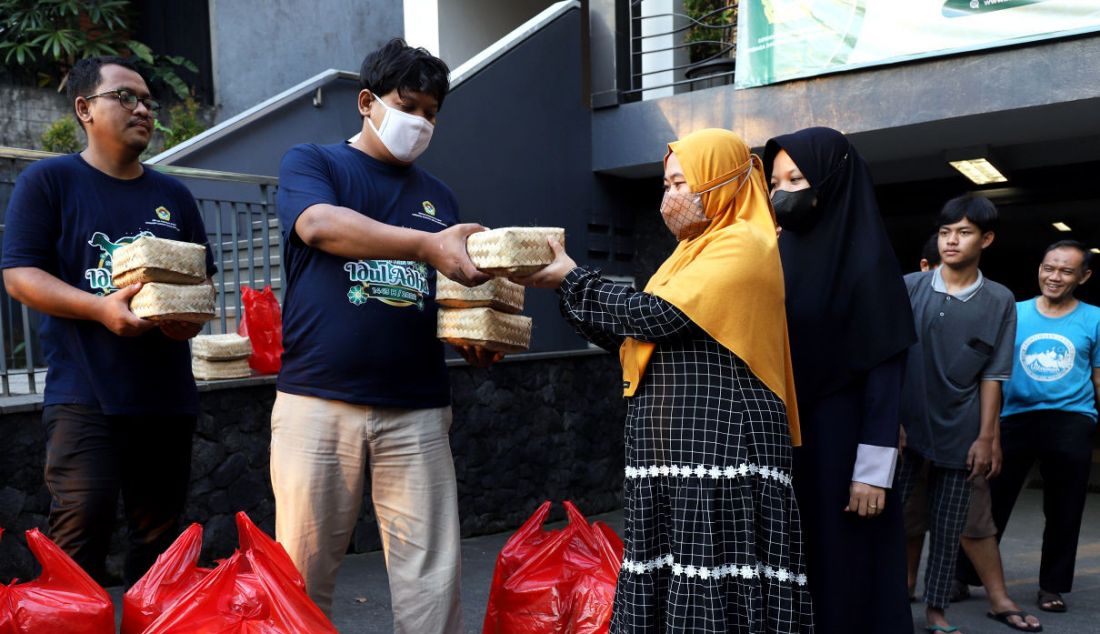 Petugas menyerahkan paket daging kurban kepada masyarakat sekitar di kantor DPP LDII, Jakarta, Minggu, (10/7). - JPNN.com