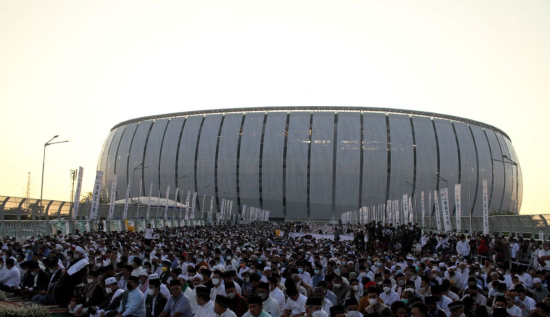 Warga melaksanakan salat Iduladha 1443 Hijriah di Jakarta International Stadium, Minggu (10/7). - JPNN.com