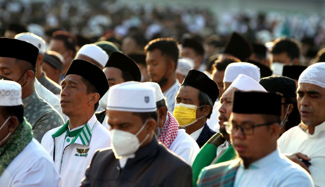 Warga melaksanakan salat Iduladha 1443 Hijriah di Jakarta International Stadium, Minggu (10/7). - JPNN.com