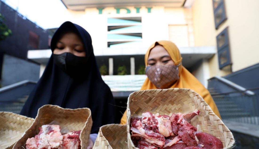 Warga menunjukkan paket daging kurban di kantor DPP LDII, Jakarta, Minggu, (10/7). LDII berkurban sebanyak 15.562 ekor sapi, 17 ekor kerbau, dan 12.609 ekor kambing. - JPNN.com