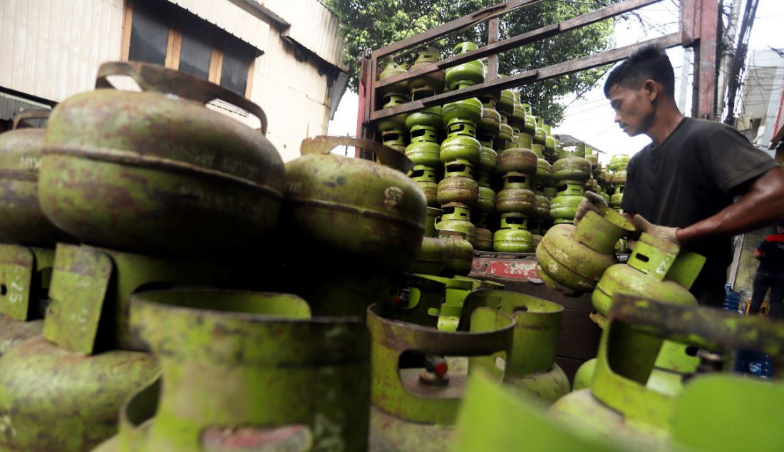 Pekerja menata tabung gas 3 kg subsidi di salah satu agen toko sembako, Manggarai, Jakarta, Senin (11/7). - JPNN.com
