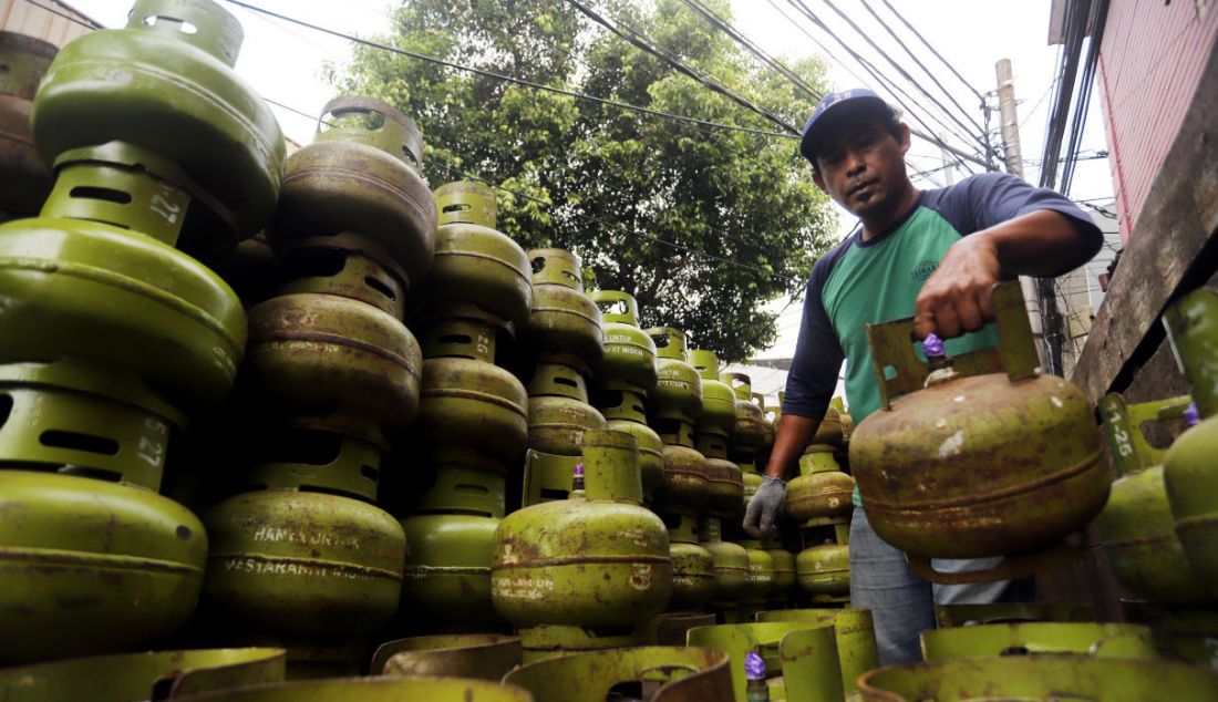 Pekerja menata tabung gas 3 kg subsidi di salah satu agen toko sembako, Manggarai, Jakarta, Senin (11/7). Pemerintah mulai menaikkan harga gas non-subsidi 5 kg dan 12 kg mulai 10 Juli 2022, tetapi kebijakan tidak berlaku untuk gas subsidi 3 kg. - JPNN.com