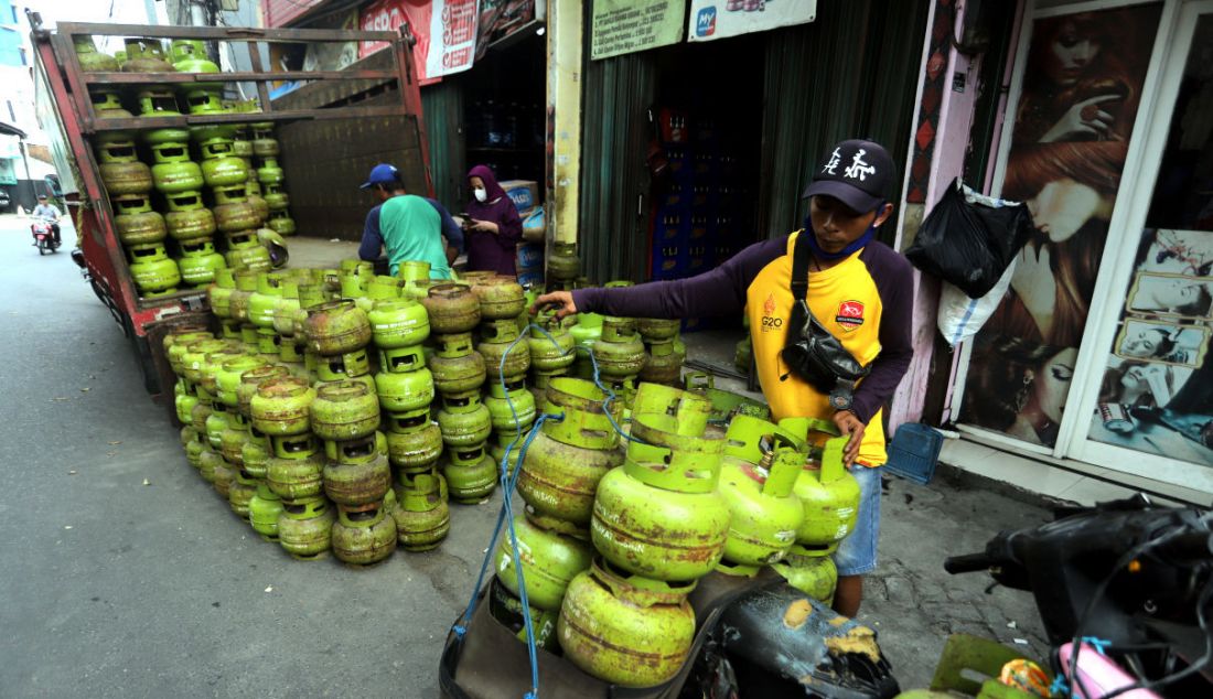 Pekerja menata tabung gas 3 kg subsidi di salah satu agen toko sembako, Manggarai, Jakarta, Senin (11/7). - JPNN.com