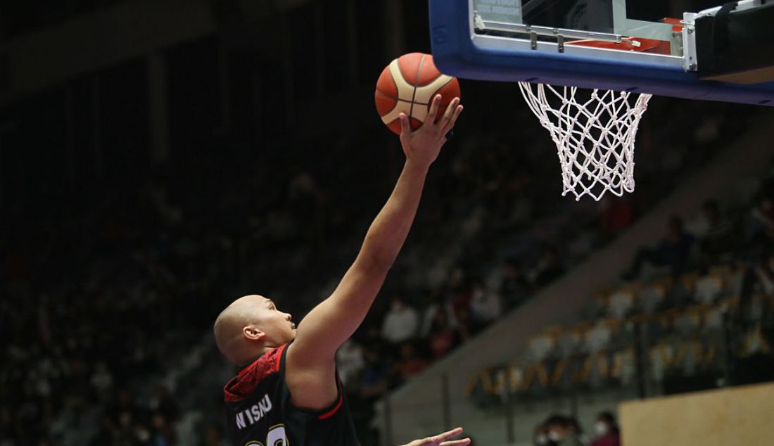 Pebasket Indonesia Arki Dikania Wisnu melakukan lay up ke ring tim nasional Arab Saudi dalam laga babak penyisihan Grup A FIBA Asia Cup 2022 di Istora Gelora Bung Karno, Senayan, Jakarta, Selasa (12/7). Indonesia menang atas lawannya dengan skor 80-54. - JPNN.com