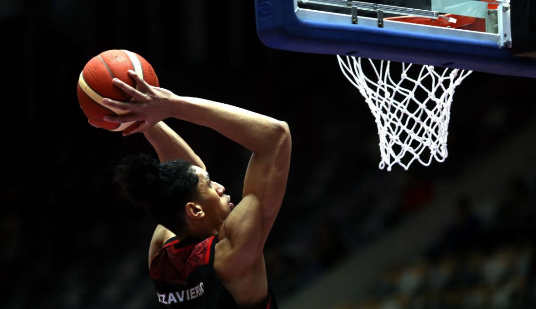 Pebasket Indonesia Derrick Michael Xzavierro melakukan slam dunk ke ring tim nasional Arab Saudi dalam laga babak penyisihan Grup A FIBA Asia Cup 2022 di Istora Gelora Bung Karno, Senayan, Jakarta, Selasa (12/7). Indonesia menang atas lawannya dengan skor 80-54. - JPNN.com