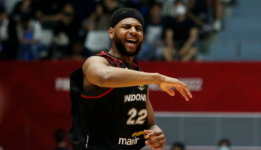 Pebasket Indonesia Marques Terrell Bolden melakukan selebrasi usai memasukkan bola ke ring tim nasional Arab Saudi dalam laga babak penyisihan Grup A FIBA Asia Cup 2022 di Istora Gelora Bung Karno, Senayan, Jakarta, Selasa (12/7). Indonesia menang atas lawannya dengan skor 80-54. - JPNN.com