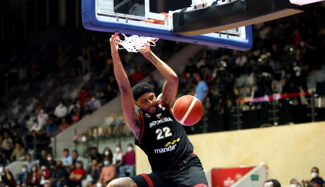 Pebasket Indonesia Marques Terrell Bolden melakukan slam dunk ke ring tim nasional Arab Saudi dalam laga babak penyisihan Grup A FIBA Asia Cup 2022 di Istora Gelora Bung Karno, Senayan, Jakarta, Selasa (12/7). Indonesia menang atas lawannya dengan skor 80-54. - JPNN.com