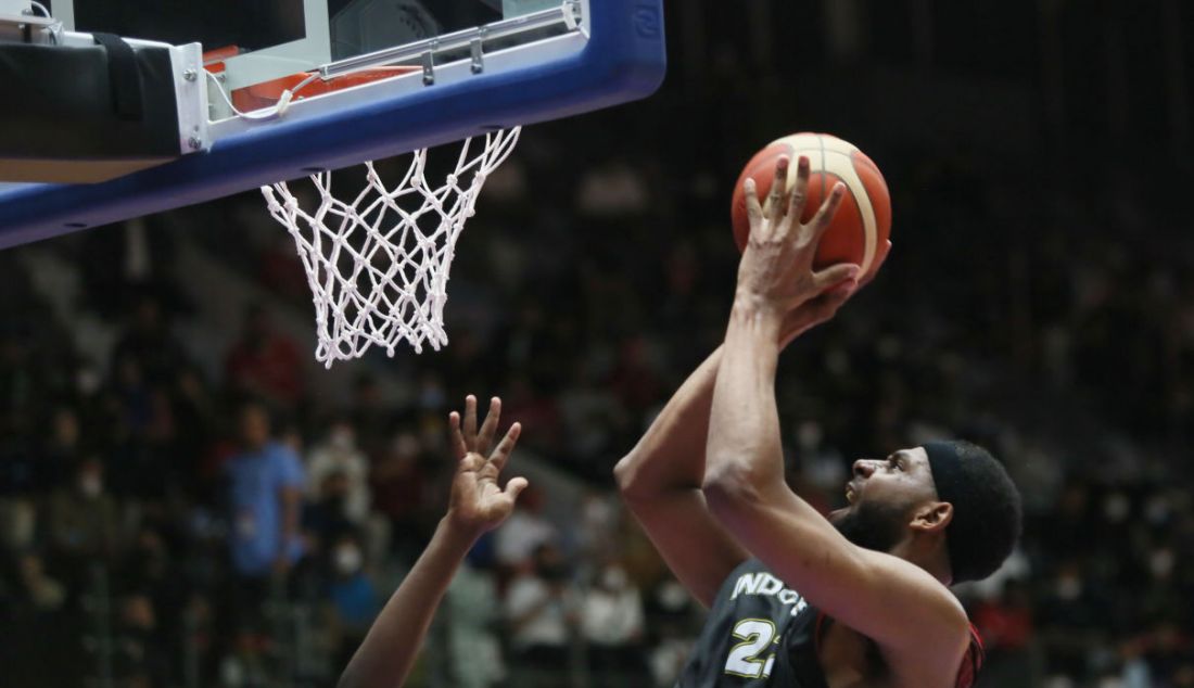 Pebasket Indonesia Marques Terrell Bolden melakukan tembakan di bawah ring dalam laga babak penyisihan Grup A FIBA Asia Cup 2022 di Istora Gelora Bung Karno, Senayan, Jakarta, Selasa (12/7). Indonesia menang atas Arab Saudi dengan skor 80-54. - JPNN.com