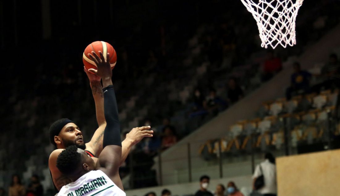 Pebasket Indonesia Marques Terrell Bolden melakukan tembakan ke ring tim nasional Arab Saudi dalam laga babak penyisihan Grup A FIBA Asia Cup 2022 di Istora Gelora Bung Karno, Senayan, Jakarta, Selasa (12/7). Indonesia menang atas lawannya dengan skor 80-54. - JPNN.com