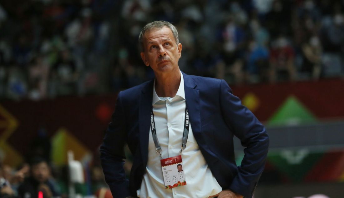 Pelatih Timnas Basket Indonesia Milos Pejic menginstruksi kepada pemain dalam laga babak penyisihan Grup A FIBA Asia Cup 2022 di Istora Gelora Bung Karno, Senayan, Jakarta, Selasa (12/7). Indonesia menang atas Arab Saudi dengan skor 80-54. - JPNN.com