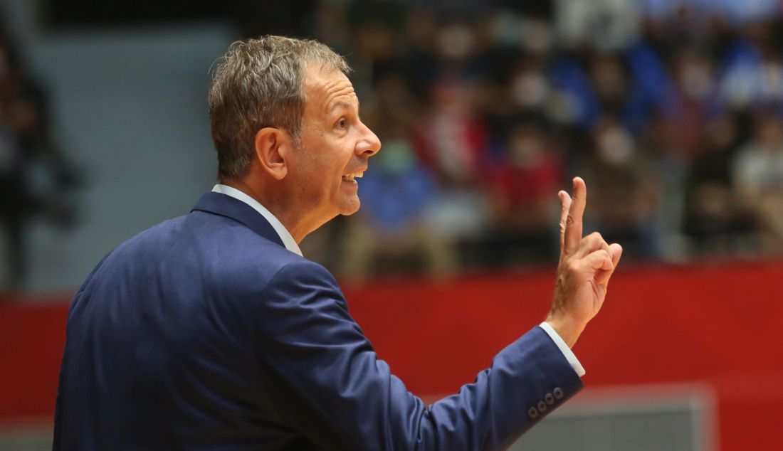 Pelatih Timnas Basket Indonesia Milos Pejic menginstruksi kepada pemain dalam laga babak penyisihan Grup A FIBA Asia Cup 2022 di Istora Gelora Bung Karno, Senayan, Jakarta, Selasa (12/7). Indonesia menang atas Arab Saudi dengan skor 80-54. - JPNN.com