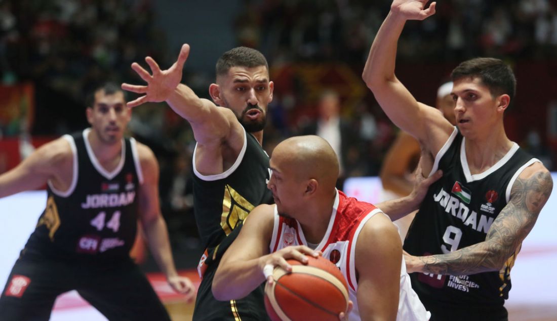 Pebasket Indonesia Arki Dikania Wisnu berusaha melepaskan diri dari pebasket Jordan dalam laga babak penyisihan Grup A FIBA Asia Cup 2022 di Istora Gelora Bung Karno, Senayan, Jakarta, Kamis (14/7). Indonesia kalah atas lawannya dengan skor 65-74. - JPNN.com