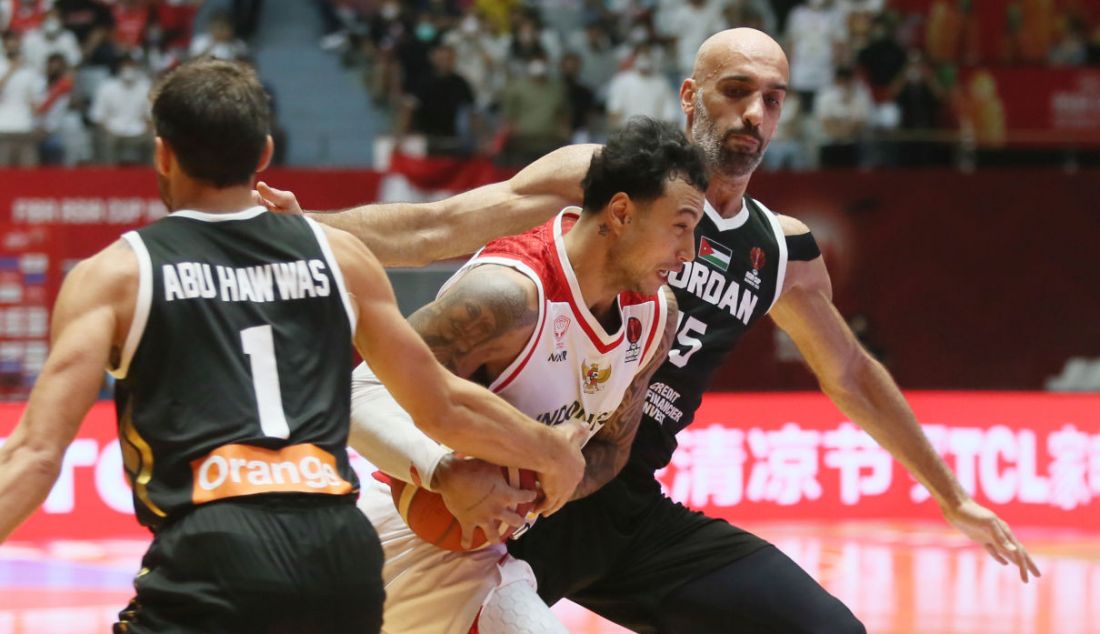 Pebasket Indonesia Brandon Van Dom Jawato berusaha melewati dua pebasket Jordan dalam laga babak penyisihan Grup A FIBA Asia Cup 2022 di Istora Gelora Bung Karno, Senayan, Jakarta, Kamis (14/7). Indonesia kalah atas lawannya dengan skor 65-74. - JPNN.com