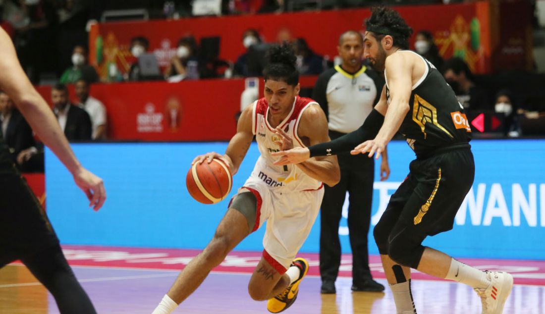 Pebasket Indonesia Derrick Michael Xzavierro berusaha melewati pebasket Jordan dalam laga babak penyisihan Grup A FIBA Asia Cup 2022 di Istora Gelora Bung Karno, Senayan, Jakarta, Kamis (14/7). Indonesia kalah atas lawannya dengan skor 65-74. - JPNN.com