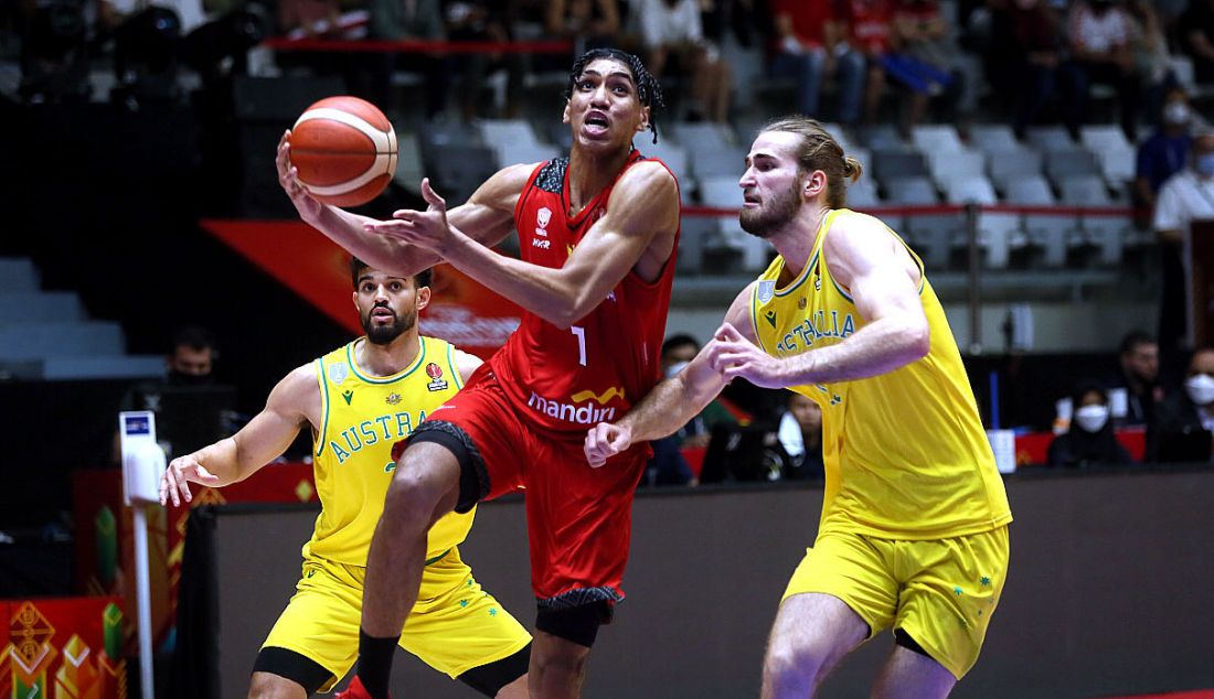 Pebasket Indonesia Derrick Michael Xzavierro melakukan lay up ke ring tim nasional Australia dalam laga babak penyisihan Grup A FIBA Asia Cup 2022 di Istora Gelora Bung Karno, Senayan, Jakarta, Sabtu (16/7). Indonesia kalah atas lawannya dengan skor 53-78. - JPNN.com