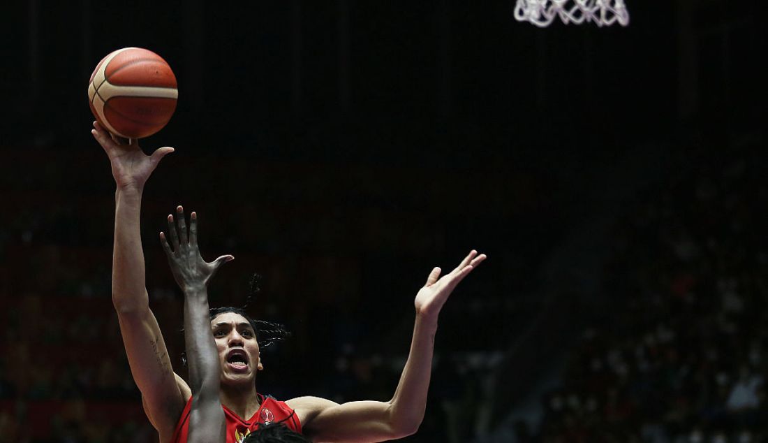 Pebasket Indonesia Derrick Michael Xzavierro melakukan tembakan ke ring tim nasional Australia dalam laga babak penyisihan Grup A FIBA Asia Cup 2022 di Istora Gelora Bung Karno, Senayan, Jakarta, Sabtu (16/7). Indonesia kalah atas lawannya dengan skor 53-78. - JPNN.com