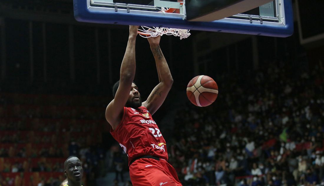 Pebasket Indonesia Marques Terrell Bolden melakukan Slam dunk ke ring tim nasional Australia dalam laga babak penyisihan Grup A FIBA Asia Cup 2022 di Istora Gelora Bung Karno, Senayan, Jakarta, Sabtu (16/7). Indonesia kalah atas lawannya dengan skor 53-78. - JPNN.com